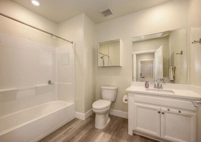 Building Photo - Upscale 2/2 Apartment in The Cannery!