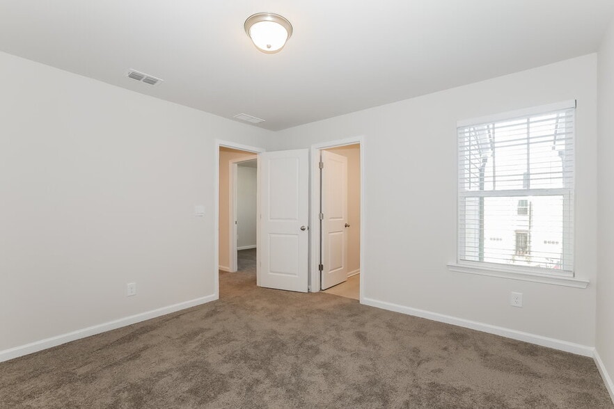 Building Photo - 1605 Villageside Ct