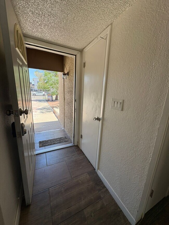 Building Photo - Lower valley duplex for rent