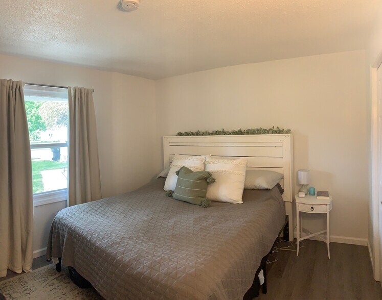 Building Photo - 806 Northlawn St NE