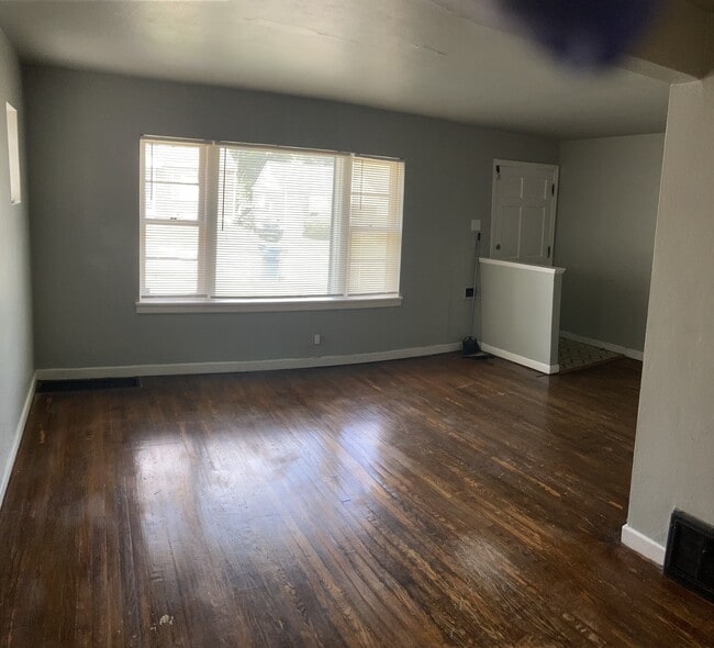 Building Photo - 5520 Floy Ave