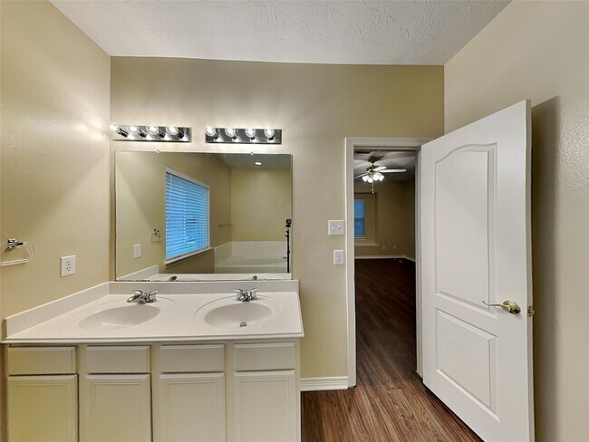 Building Photo - 38011 W Sulphur Creek Dr