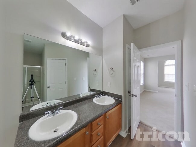 Building Photo - 5746 Lakeside Dr