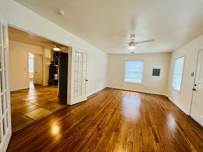 Building Photo - 1554 W Lullwood Ave