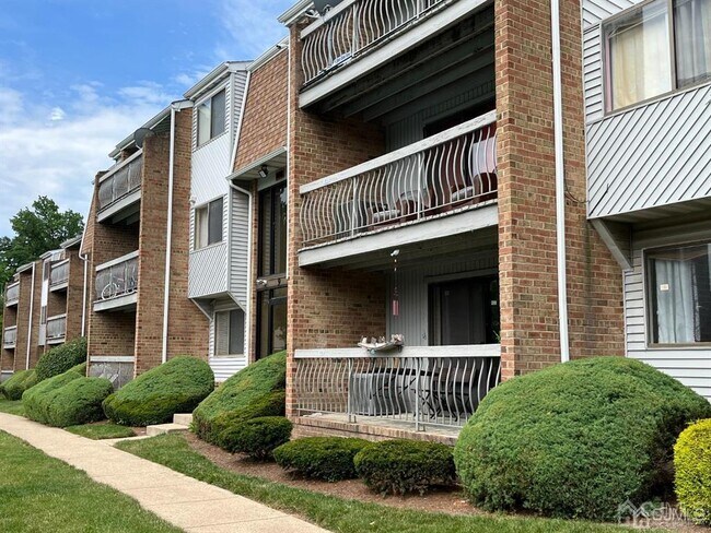 Building Photo - 915 Edison Glen Terrace