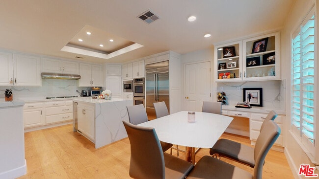 Building Photo - 4950 Densmore Ave