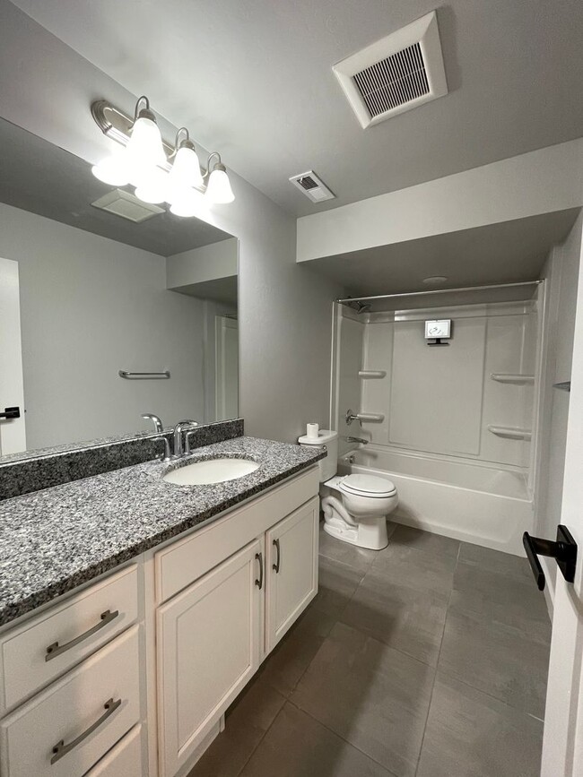 Building Photo - Large Daybreak home!