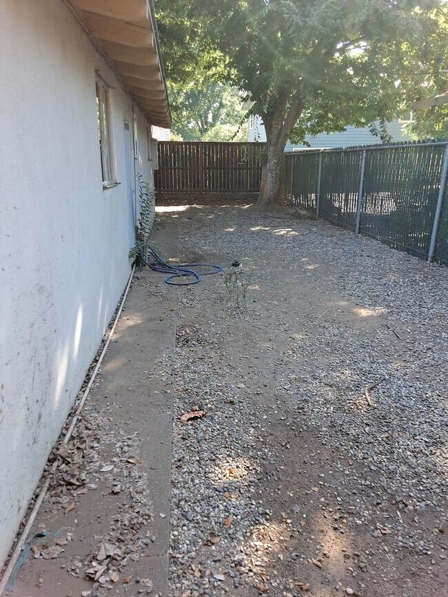 Building Photo - 2 bd 1 ba with off-street parking