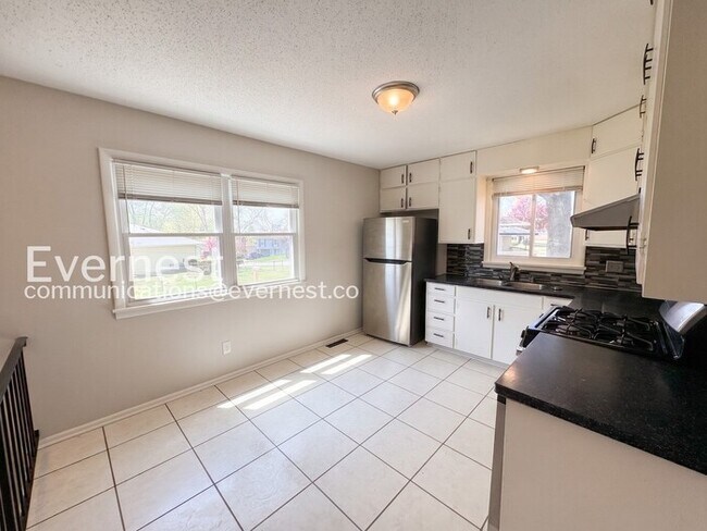 Building Photo - 3 Bed/1.5 Bath Home with Garage / Pet-Friendly / Coming Soon!