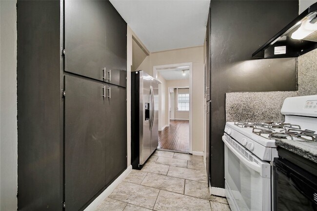 Building Photo - 4505 Larch Ln