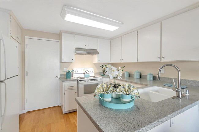Building Photo - 6640 Bunker Hill Ct