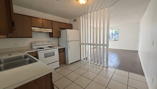 Building Photo - First floor 2/1 Available for Move in! Affordable and Conveniently Located!