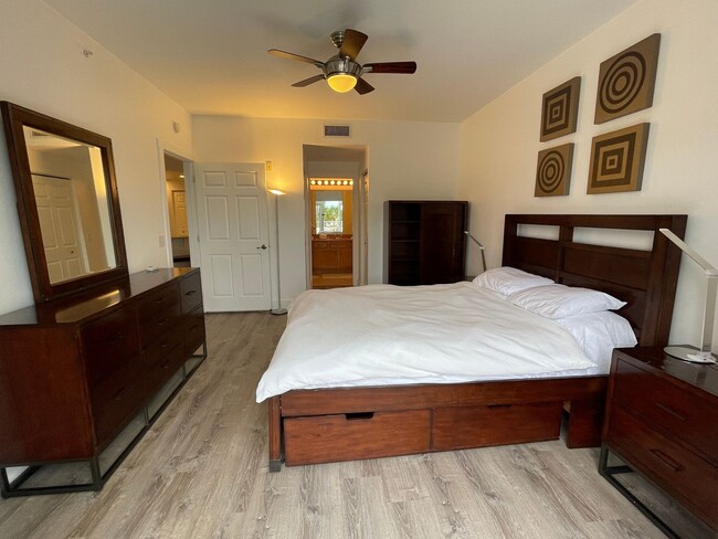 Building Photo - Upscale 3 BR Furnished Condo in Inlet at S...