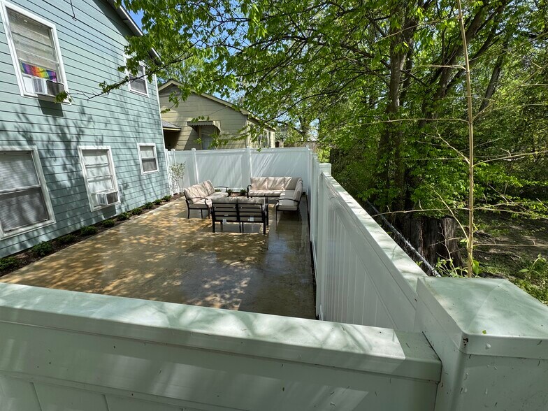 Building Photo - 204 E Good St