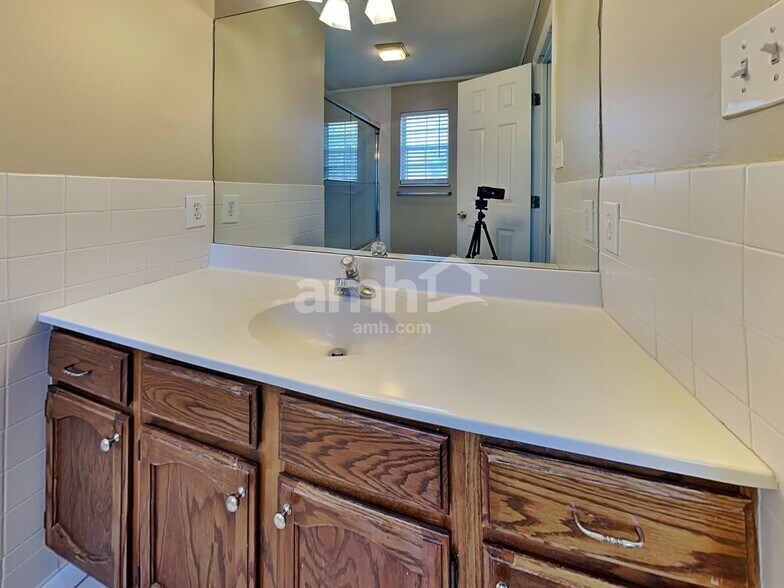 Building Photo - 5721 Jamaica Ln