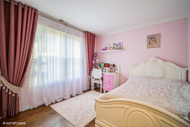 Building Photo - 1413 Sutton Ct