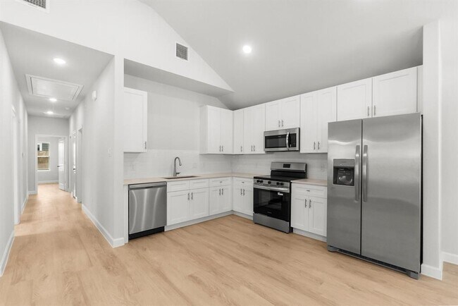 Building Photo - 16955 Balmoral St