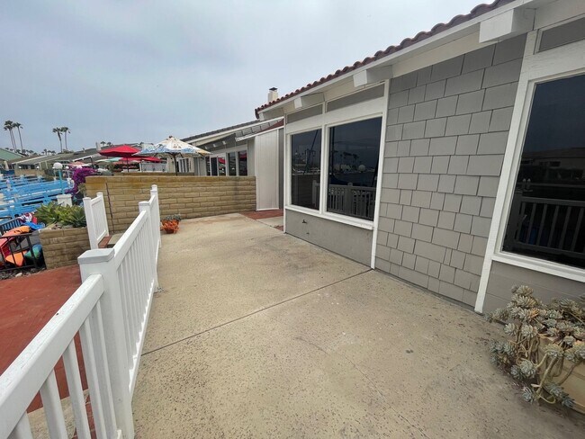 Building Photo - Beautifully Updated Spacious 3 Bed 3 Bath ...
