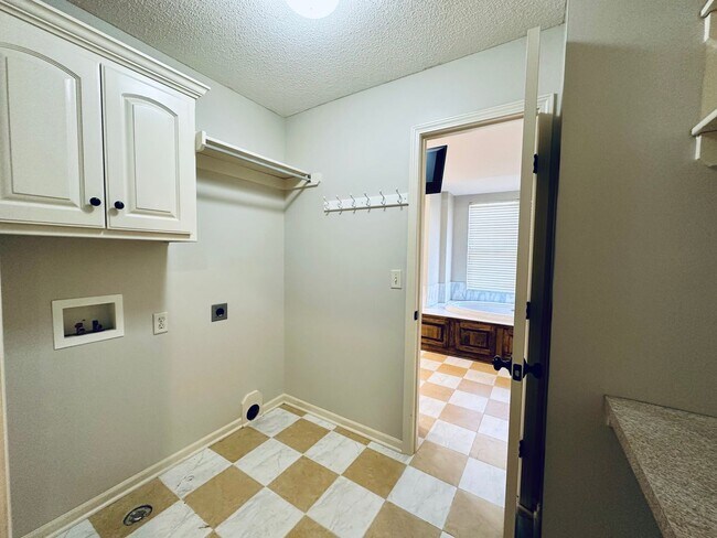 Building Photo - {20067} Custom Built Home in Woodland Mano...