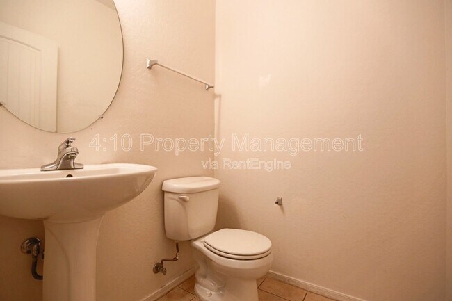 Building Photo - 2644 E Chester Dr