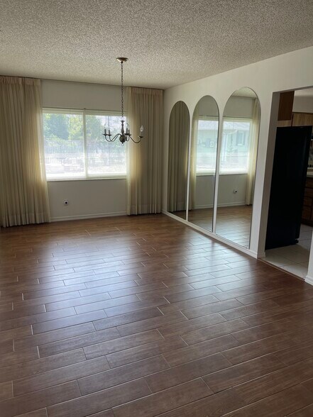 Building Photo - 420 S Brockfield Dr