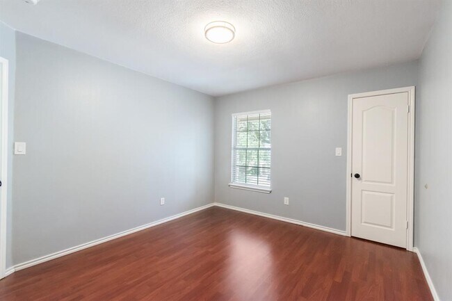 Building Photo - 1117 Del Roy Dr