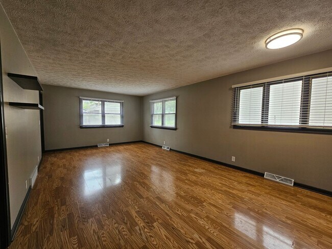 Building Photo - Spacious and Renovated 3 Bedroom Home