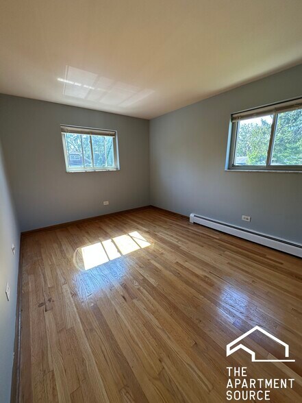 Building Photo - 1004 S River Rd