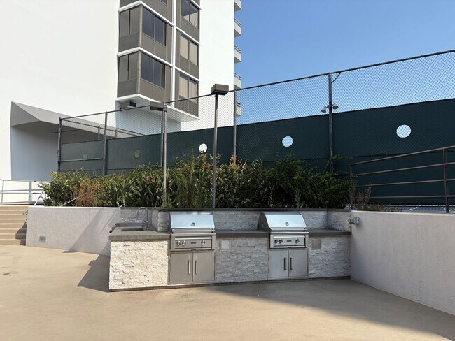 Building Photo - AVAILABLE NOW!
