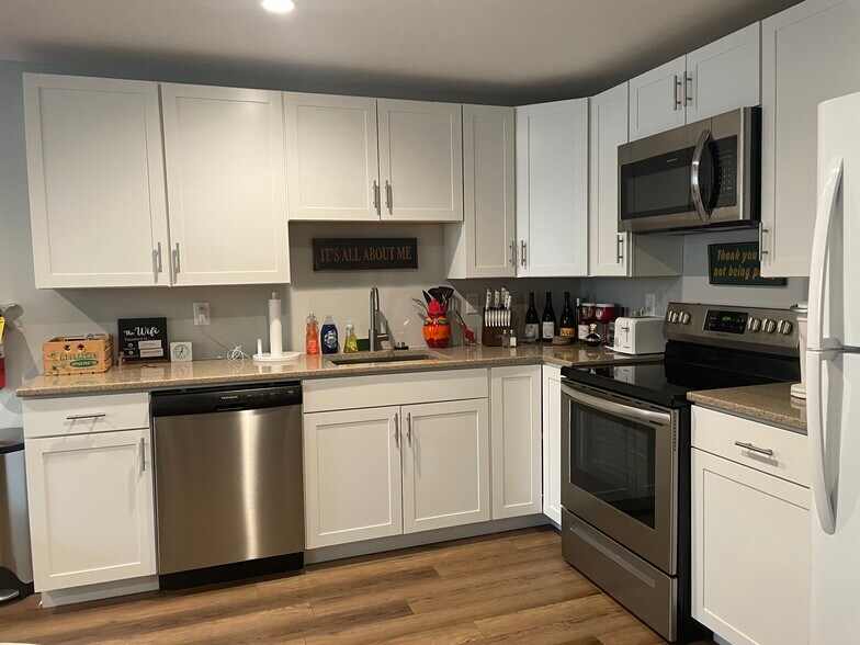 Building Photo - 403 E 4th St