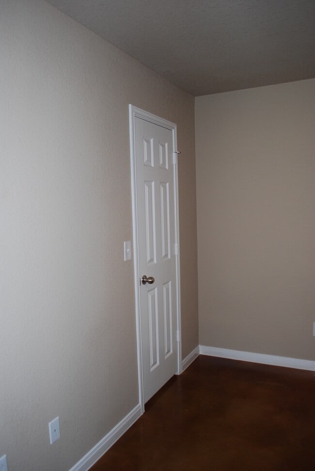 Building Photo - 1512 Dakota Ter