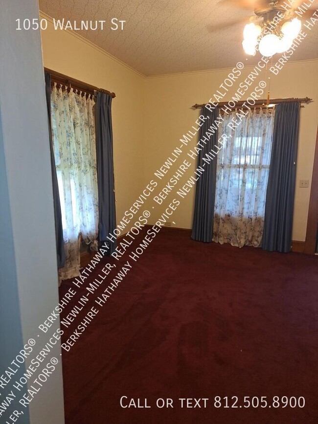 Building Photo - 1 Bedroom House Near Shopping, Parks and L...