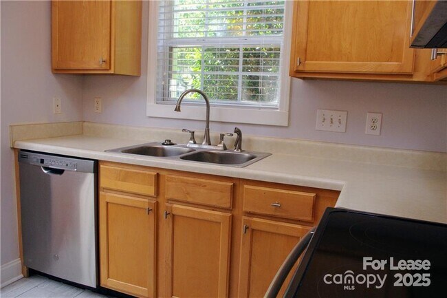 Building Photo - 917 Shearer St