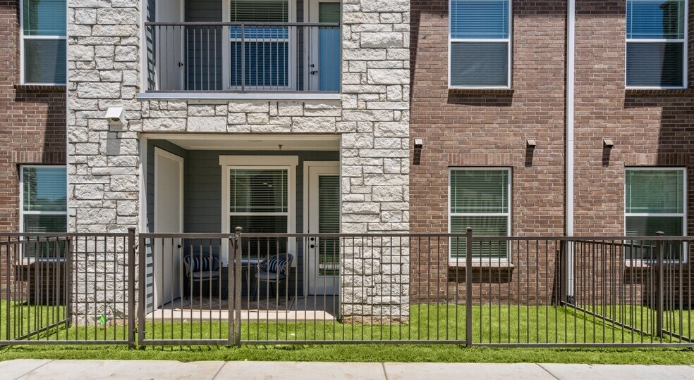Building Photo - 5400 Haltom Rd