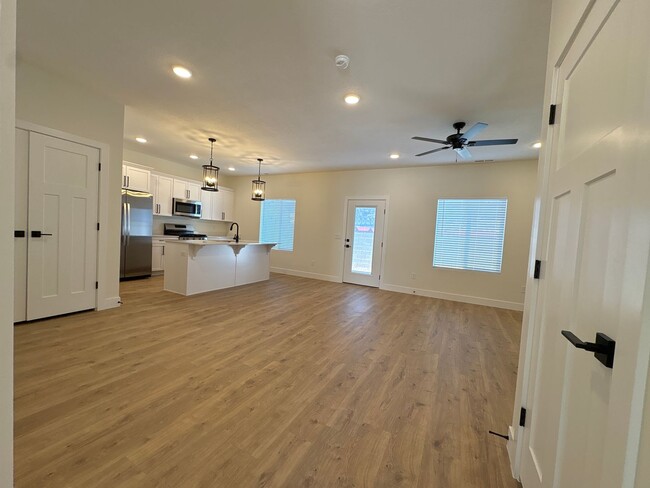 Building Photo - Crosshollows Home Available!