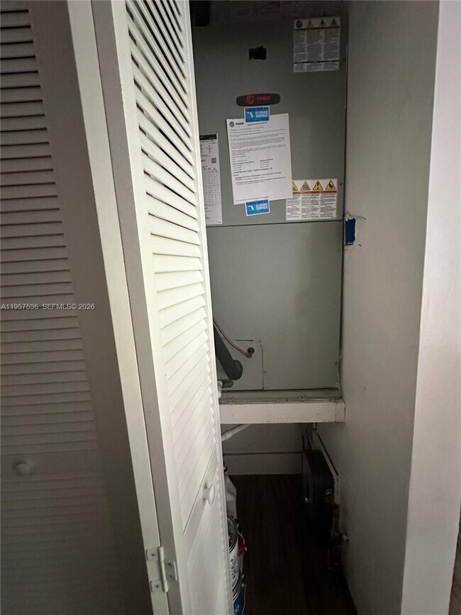 Building Photo - 9392 SW 77th Ave