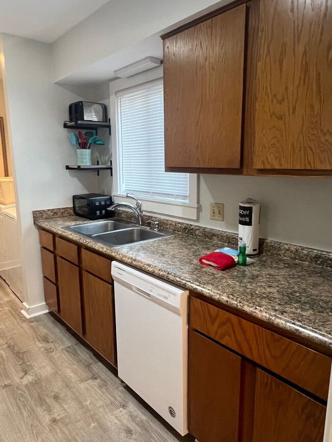 Building Photo - Unfurnished First Floor 3BR Condo in Sea P...