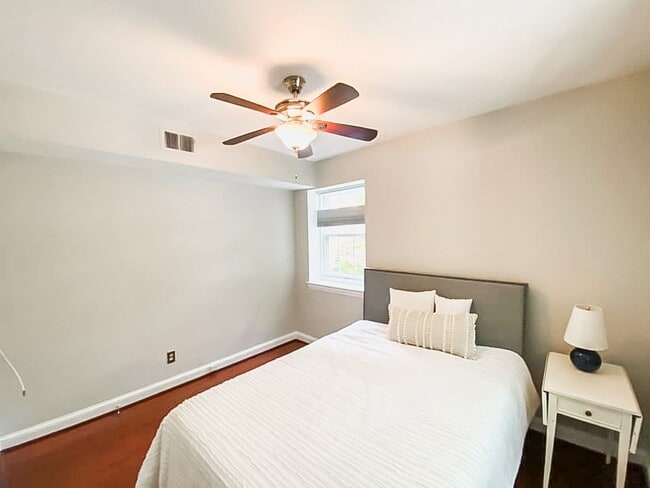 Building Photo - Tastefully Renovated 2 Bedroom 1 Bathroom ...