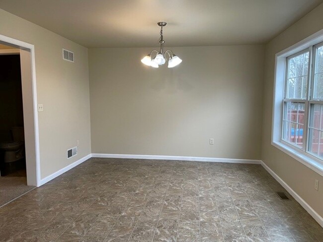 Building Photo - 3 Bedroom 3 Story 2.5 Bathroom Town-Home F...