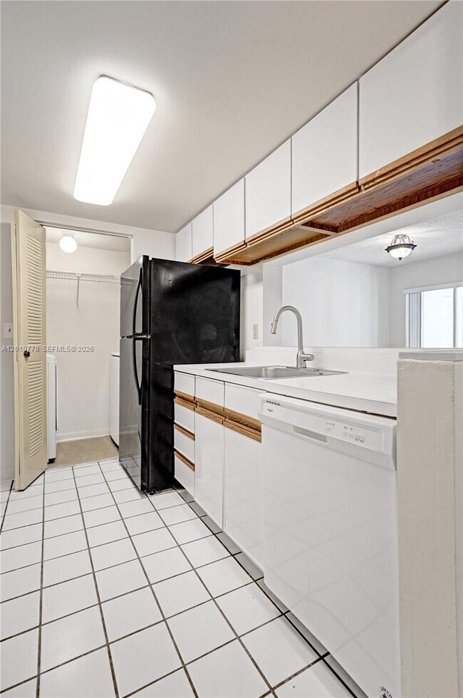 Building Photo - 9901 Westview Dr