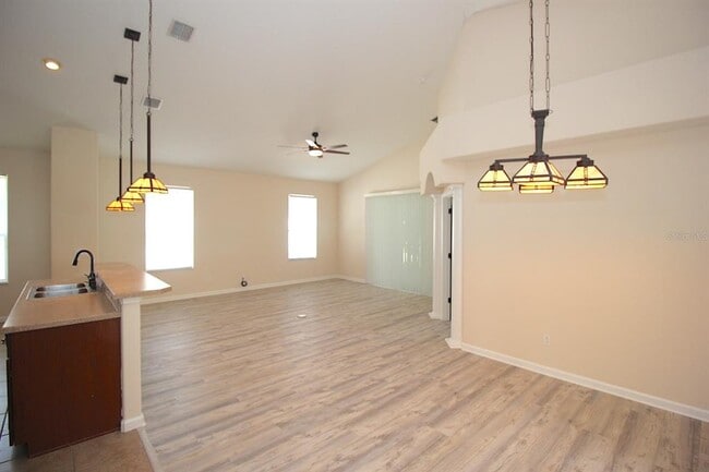 Building Photo - 60 Raintree Cir