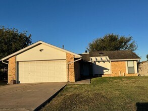 Building Photo - Beautifully remodeled with new paint, floo...