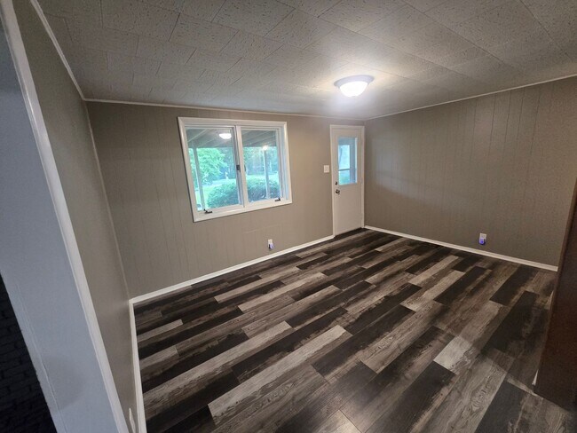 Building Photo - 3 Bedroom Home in Champaign!