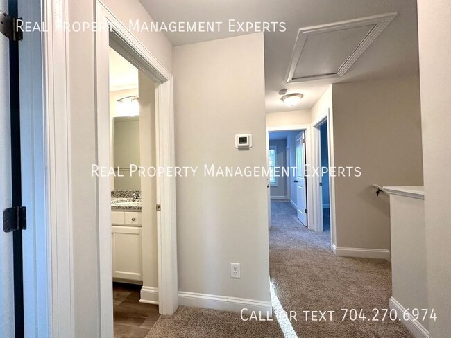 Building Photo - 544 Pitt St