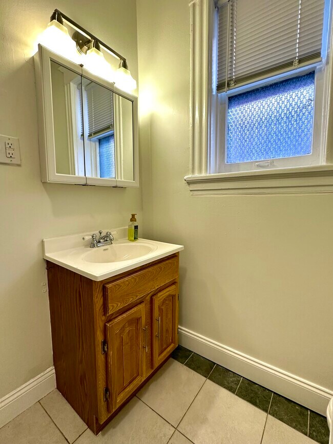 Building Photo - 735 Dover Pl