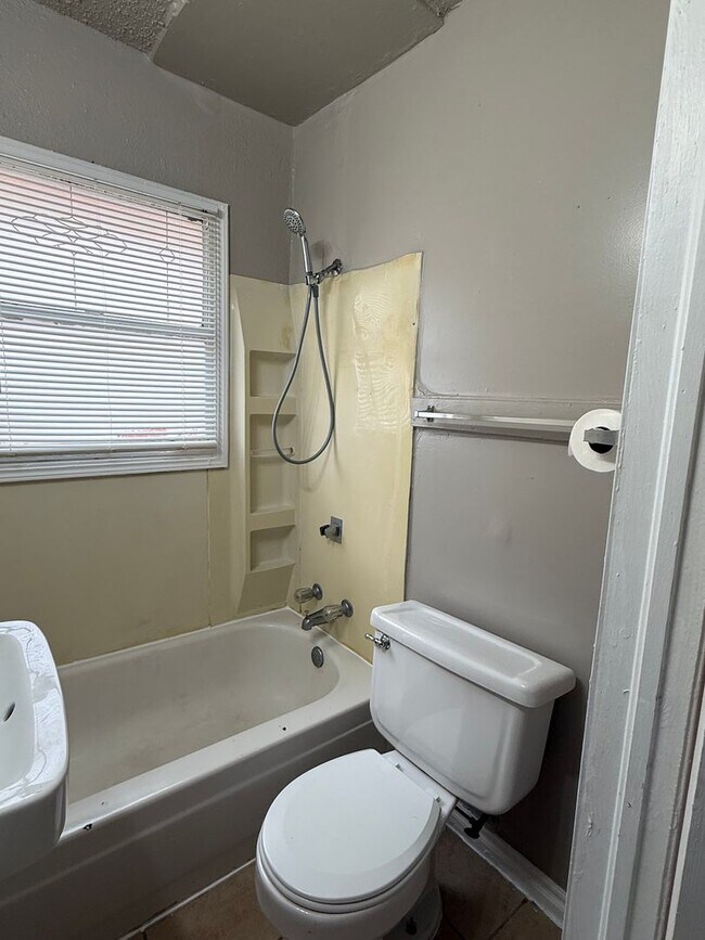 Building Photo - Cozy 1BR in the Heart of OKC – Walk to Plaza District