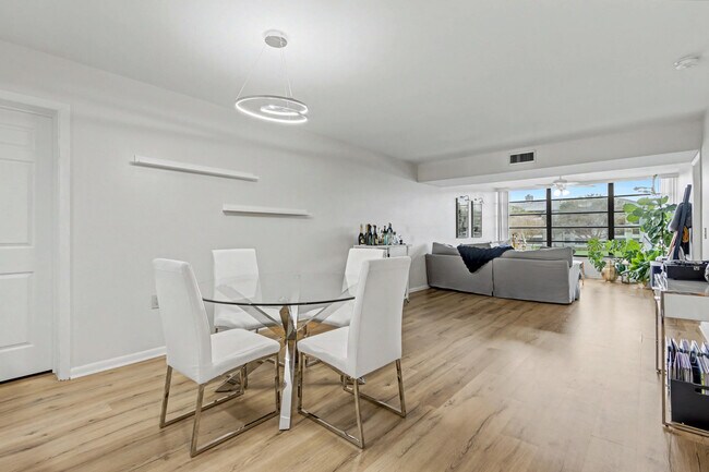 Building Photo - 1518 Whitehall Dr