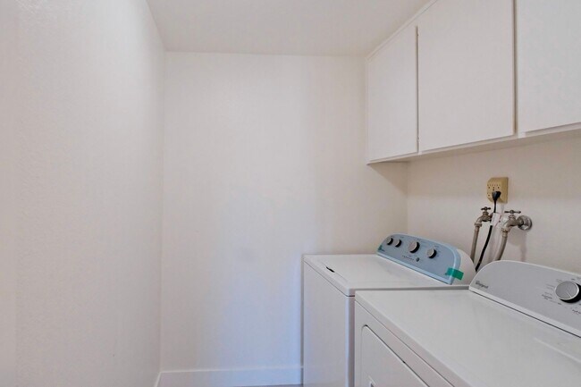 Building Photo - Spacious 3 Bedroom 2 Bath townhome for ren...