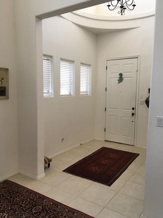 Building Photo - Beautiful