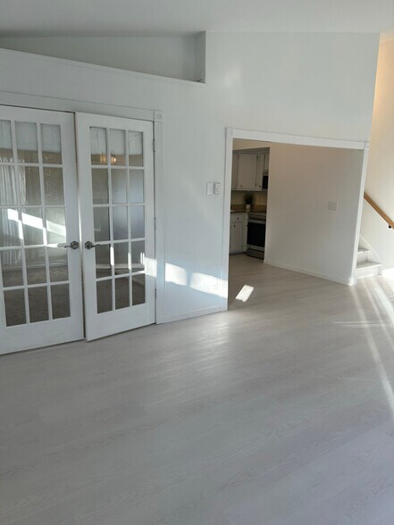 Building Photo - 10 Ridgedale Dr